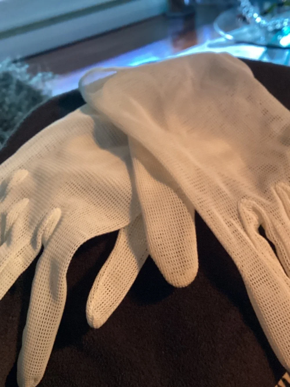 PARIS DESIGNED    vintage gloves, very rare mesh lovely pearl at wrist 💃